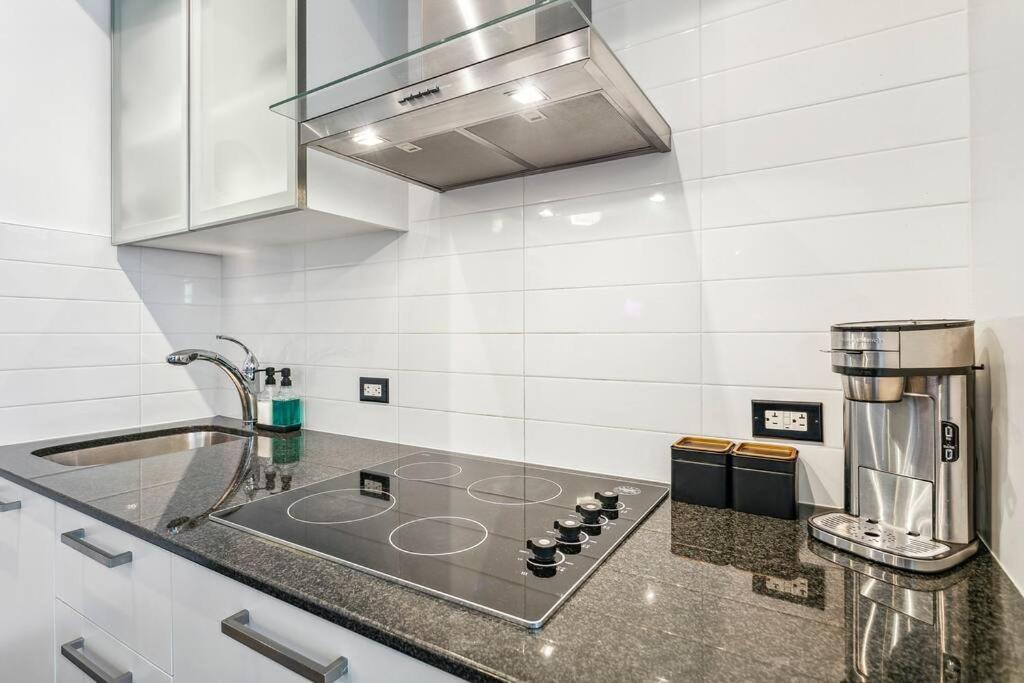 Luxury Condo - Steps To Everything - Balcony View Toronto Exterior foto